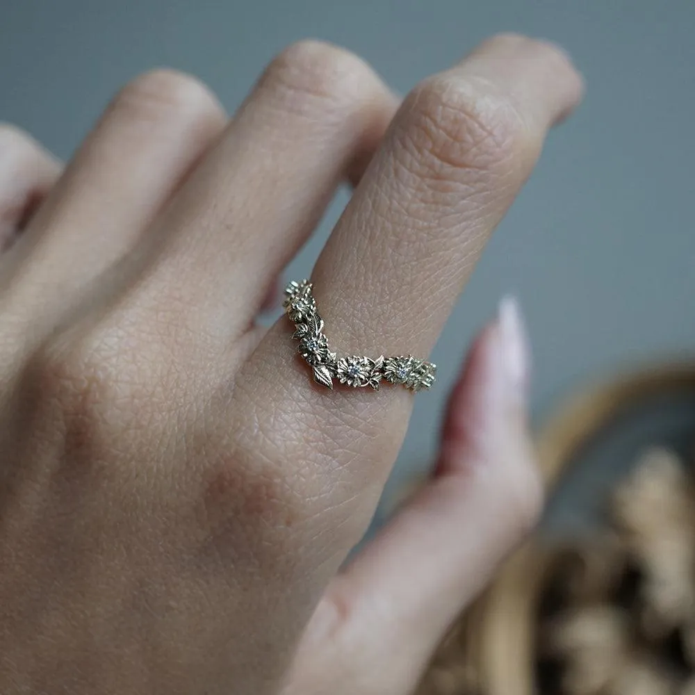 Daisies V Shape Ring in 14K and 18K Gold