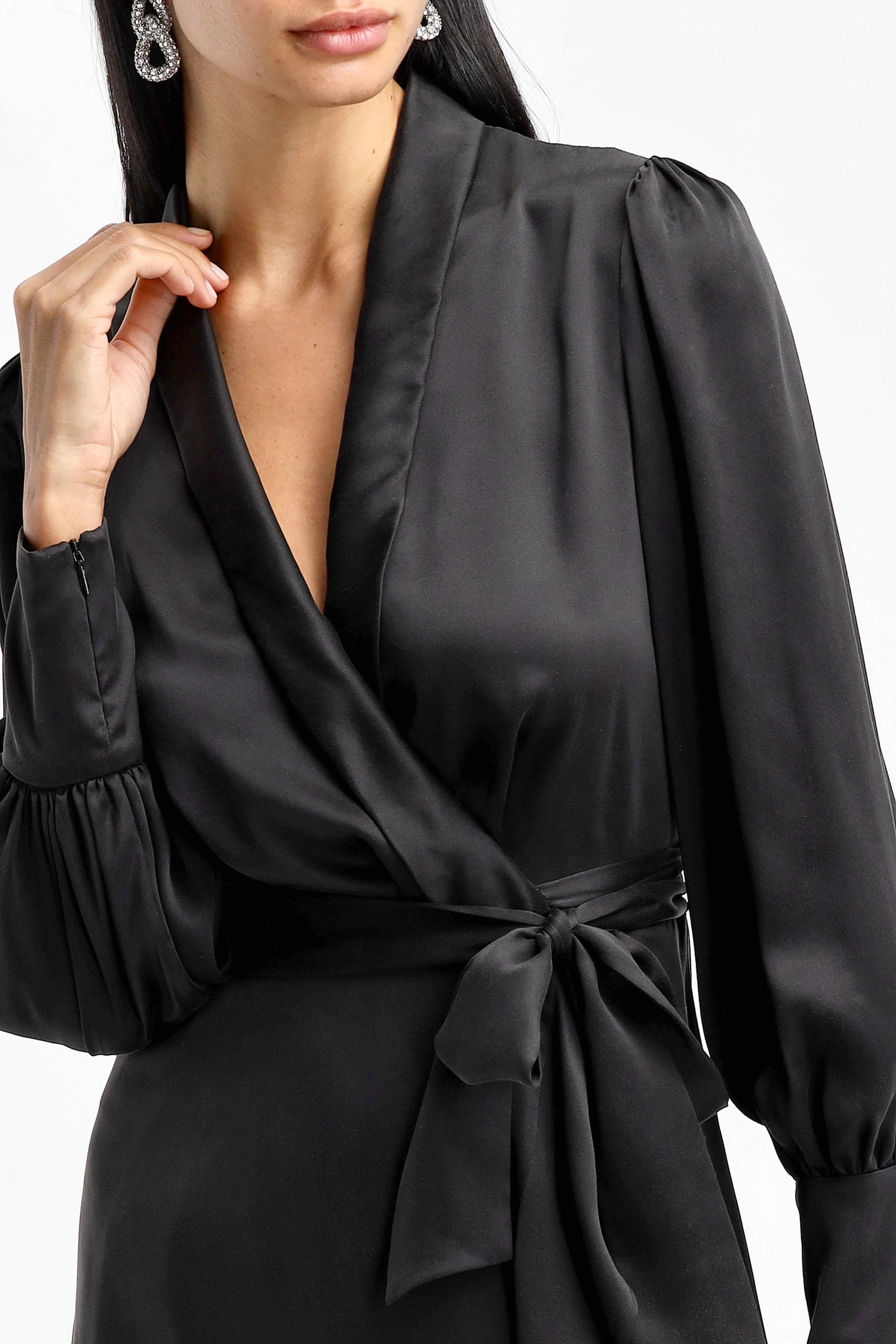 Silk Wrap Midi Dress in Schwarz